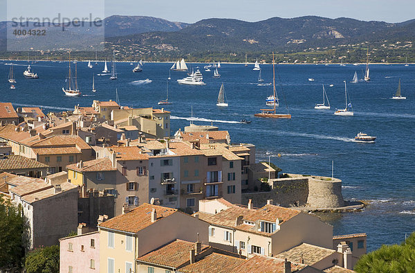 Blick über die Dächer auf die Bucht von Saint-Tropez während der Segel-Regatta Les Voiles de Saint-Tropez in Saint-Tropez  DÈpartement Var  an der Cote d'Azur  Provence  Südfrankreich  Frankreich