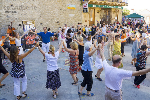 Katalanische Franzosen feiern den französischen Nationalfeiertag mit dem traditionellen Volkstanz Sardana in Laroque des AlbËres  DÈpartement PyrÈnÈes-Orientales  im Roussillon  Region Languedoc-Roussillon  Südfrankreich  Frankreich