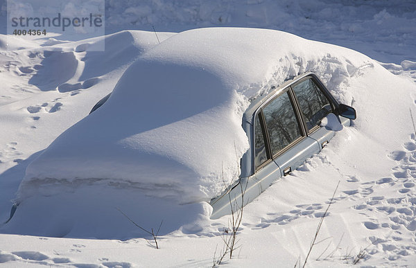 Ein eingeschneites Auto der Marke Volvo in Kiruna  Lappland  Nord-Schweden  Schweden