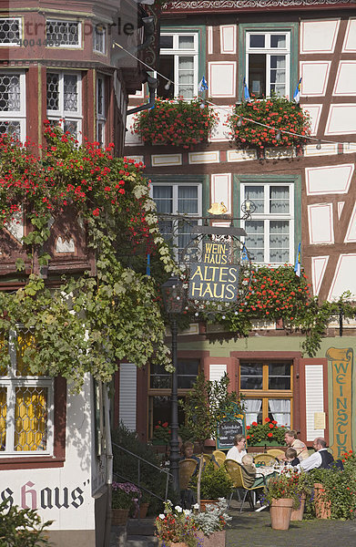 Fachwerk-Architektur am Mittelrhein  links das Weinhaus Altes Haus  erbaut 1368  und rechts eine Weinstube aus dem Jahr 1579  Bacharach am Rhein  Rheinland-Pfalz  Deutschland