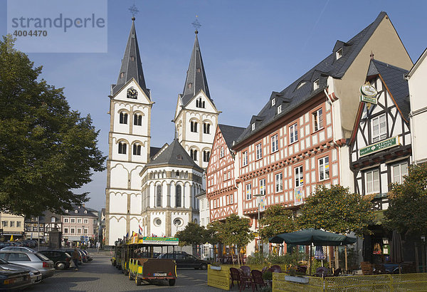 St Severus-Kirche und Fachwerkarchitektur am Marktplatz in Boppard  Rheinland-Pfalz  Deutschland