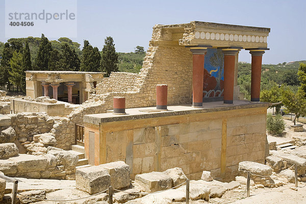 Die Säulenarkade des Nordeingangs des Palastes auf dem Gelände der minoischen Ausgrabung von Knossos  Heraklion  Insel Kreta  Griechenland
