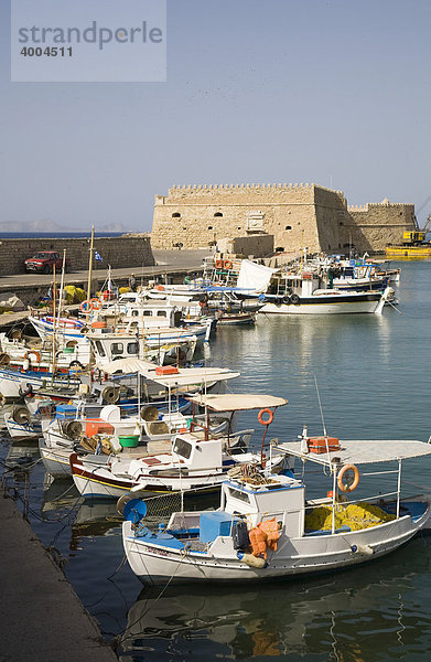 Fischerboote liegen im venezianischen Hafen von Heraklion  dahinter die Festung Kastro Koules in Heraklion  Insel Kreta  Griechenland