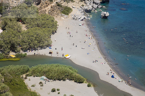 Der Fluss Kourtaliotis  unten im Bild  mündet ins Mittelmeer am Strand von Preveli  Insel Kreta  Griechenland