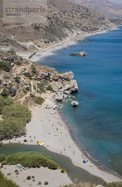 Der Fluss Kourtaliotis  unten im Bild  mündet ins Mittelmeer am Strand von Preveli  Insel Kreta  Griechenland  Europe