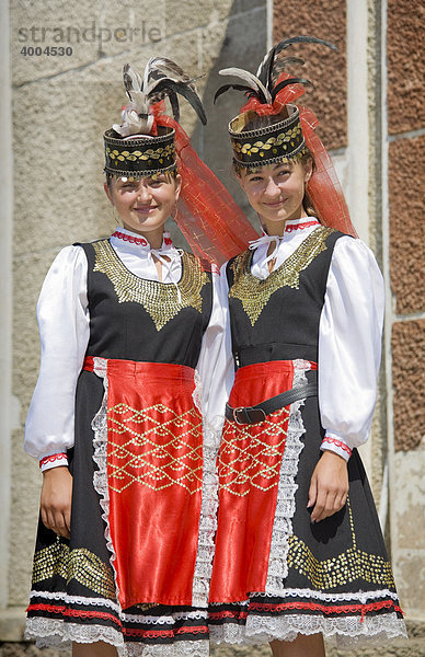 Zwei junge Mädchen in traditioneller ukrainischer Tracht in Plotzk  Ukraine