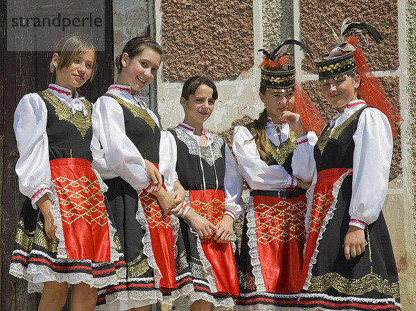 Fünf junge Mädchen in traditioneller ukrainischer Tracht in Plotzk  Ukraine