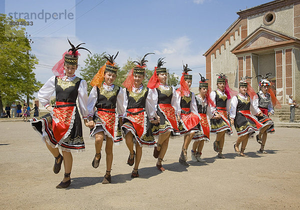 Junge Mädchen in traditioneller ukrainischer Tracht tanzen vor dem Gemeindehaus in Plotzk  Ukraine