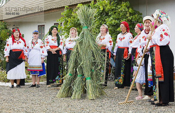 Landfrauen in traditioneller ukrainischer Tracht zeigen einen bäuerlichen Volkstanz im Bauernmuseum in dem ehemaligen von Deutschen bewohnten bessarabischen Dorf Friedenstal  im heutigen Mirnopolje  Ukraine