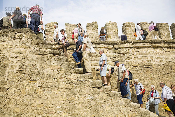 Touristen besteigen die Mauern der Festung Akkerman in Bilhorod-Dnistrowskyj  Ukraine