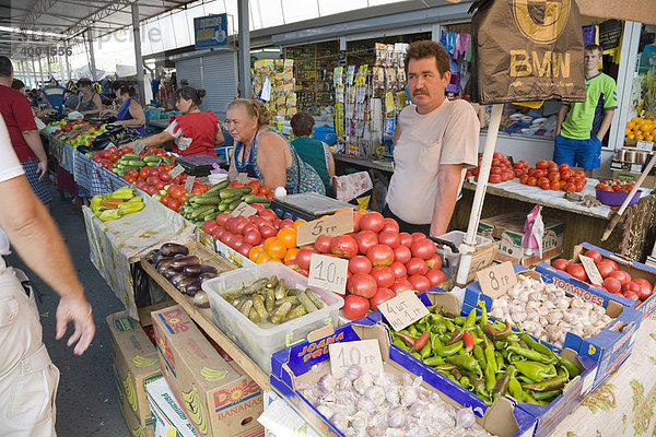 Markthändler bieten an ihren Ständen Obst und Gemüse an in Bilhorod-Dnistrowskyj  Ukraine