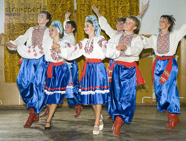 Auftritt der Folklore-Tanzgruppe Bessarabskij Souvenir im Schwarzmeer-Badeort Sergejewka  auch Serhijivka  Ukraine