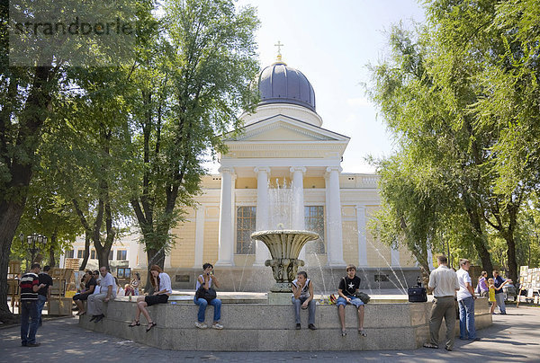 Passanten auf dem Kathedralplatz vor der Spaso-Preobrazhenskiy Kathedrale in Odessa  am Schwarzen Meer  Ukraine