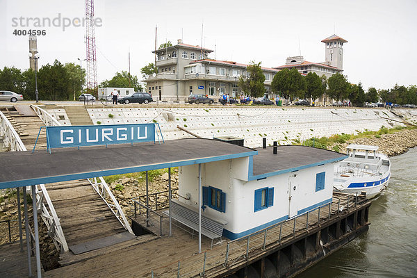 Anlegestelle für Passagierschiffe  vorn  und Hafengebäude  hinten  im Donauhafen von Giurgiu  Rumänien