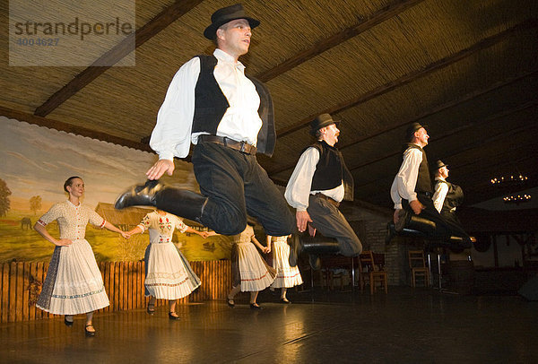 Die Folklore-Tanzgruppe Domjan tanzt in einer Csarda  einer traditionellen ungarischen Gaststätte in Budapest  Ungarn