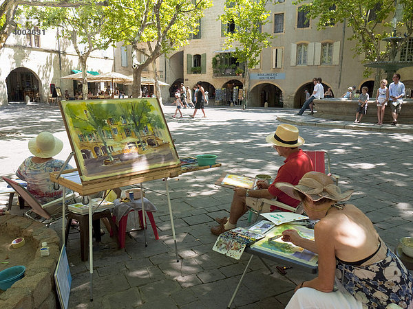 Hobbymaler malen auf der Place aux Herbes  dem zentralen Platz der Innenstadt von UzËs  DÈpartement Gard  Languedoc  Frankreich  Europa