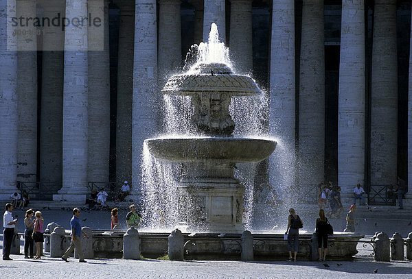 Brunnen  Säulen  Kolonnaden  Petersplatz  Piazza San Pietro  Vatikan  Rom  Latium  Italien  Europa