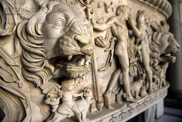 Antikes Relief mit Eroten und Löwen auf Wanne  Cortile Ottagono  vatikanische Museen  Vatikan  Rom  Latium  Italien  Europa