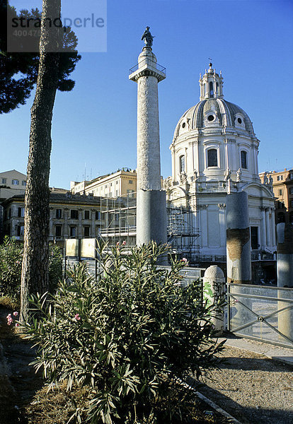 Trajan-Säule  Kirche Santissima Nome di Maria  Trajansforum  Via dei Fori Imperiali  Rom  Latium  Italien  Europa