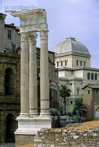 Synagoge  drei Säulen des Tempel des Apollo Sosianus am Marcellus-Theater  Forum Holitorium  Rom  Latium  Italien  Europa