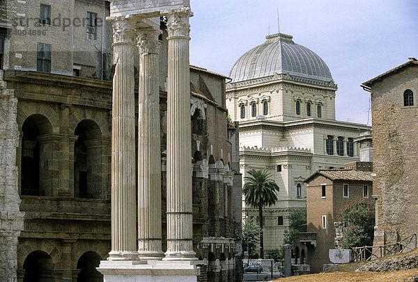 Synagoge  drei Säulen des Tempel des Apollo Sosianus am Marcellus-Theater  Forum Holitorium  Rom  Latium  Italien  Europa