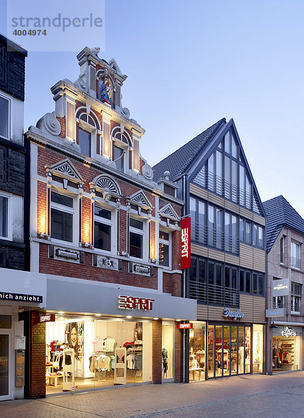 Geschäftshäuser in der City  Recklinghausen  Ruhrgebiet  Nordrhein-Westfalen  Deutschland  Europa