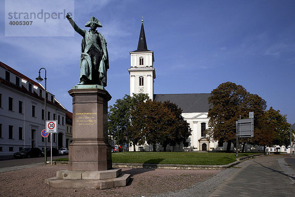 Johanniskirche und Denkmal für Fürst Leopold III. Friedrich Franz  Dessau  Sachsen-Anhalt  Deutschland  Europa
