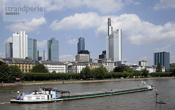 Skyline  Binnenschiff auf dem Main  Frankfurt am Main  Hessen  Deutschland  Europa