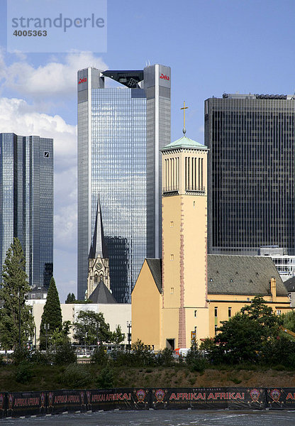 Skyline mit Kirchen  Frankfurt am Main  Hessen  Deutschland  Europa