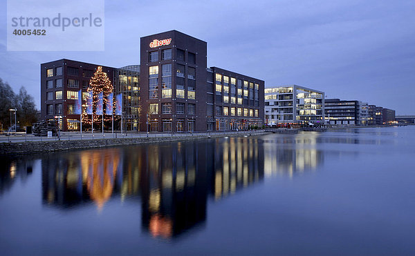 Bürogebäude im Innenhafen mit Weihnachtsbaum  Duisburg  Ruhrgebiet  Nordrhein-Westfalen  Deutschland  Europa