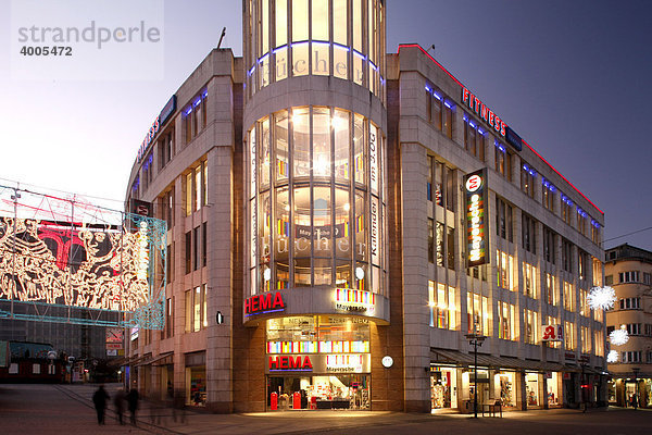 Geschäftshäuser in der City  Essener Lichtwochen  Weihnachten  Essen  Ruhrgebiet  Nordrhein-Westfalen  Deutschland  Europa