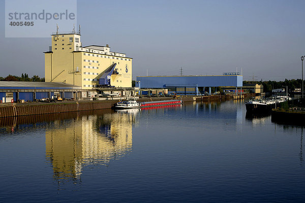 Stadthafen am Rhein-Herne-Kanal  Gelsenkirchen  Ruhrgebiet  Nordrhein-Westfalen  Deutschland  Europa