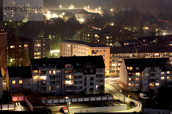 Blick auf ein Stadtviertel bei Nacht  Gelsenkirchen  Ruhrgebiet  Nordrhein-Westfalen  Deutschland  Europa