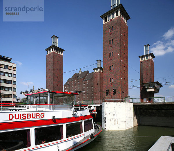 Schwanentorbrücke im Innenhafen  Duisburg  Ruhrgebiet  Nordrhein-Westfalen  Deutschland  Europa