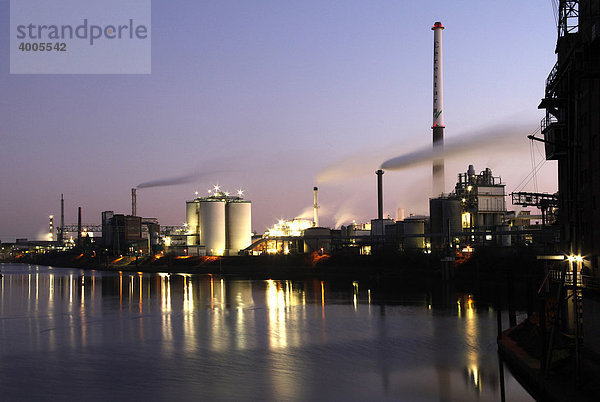 Industriebetriebe im Rheinhafen Krefeld  Krefeld  Nordrhein-Westfalen  Deutschland  Europa