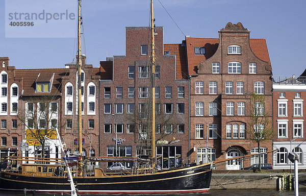 Hanseatische Bürgerhäuser und ehemalige Lagerhäuser an der Trave  Museumsschiff  Hansestadt Lübeck  Schleswig-Holstein  Deutschland  Europa