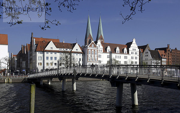 Hanseatische Bürgerhäuser und Fußgängerbrücke über die Trave  Hansestadt Lübeck  Schleswig-Holstein  Deutschland  Europa