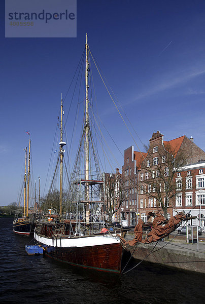 Hanseatische Bürgerhäuser und ehemalige Lagerhäuser an der Trave  Museumsschiff  Hansestadt Lübeck  Schleswig-Holstein  Deutschland  Europa