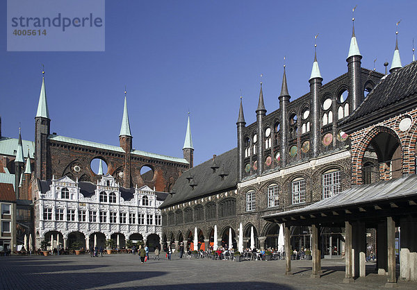 Rathaus mit Ziergiebeln am Markt und alter Markthalle  Hansestadt Lübeck  Schleswig-Holstein  Deutschland  Europa