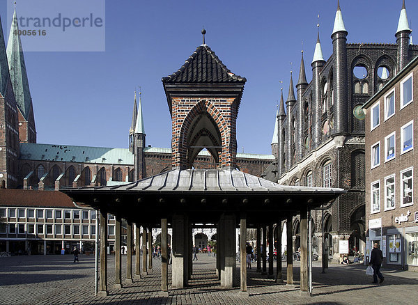 Alte Markthalle und Rathaus mit Ziergiebeln am Markt  Hansestadt Lübeck  Schleswig-Holstein  Deutschland  Europa