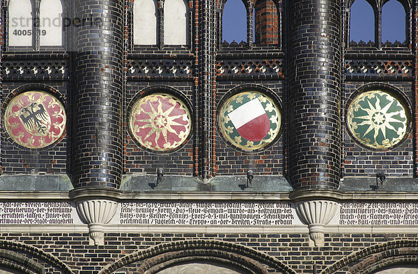 Fassadendetail des Rathauses mit Wappen und Inschrift  Hansestadt Lübeck  Schleswig-Holstein  Deutschland  Europa