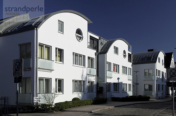 Zeitgenössische Wohnhäuser mit Runddach  Ratzeburg  Schleswig-Holstein  Deutschland  Europa