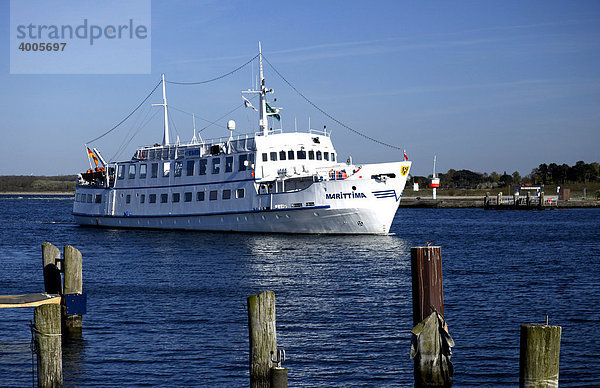 Ausflugsschiff im Hafen von Travemünde  Hansestadt Lübeck  Holstein  Schleswig-Holstein  Deutschland  Europa