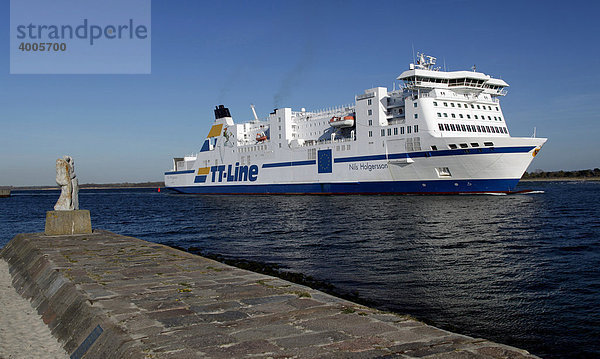 Fähre der TT-Line bei der Einfahrt in den Hafen von Travemünde  Hansestadt Lübeck  Holstein  Schleswig-Holstein  Deutschland  Europa