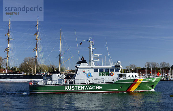 Schiff der Küstenwache vor dem Museumsschiff Passat im Hafen von Travemünde  Hansestadt Lübeck  Holstein  Schleswig-Holstein  Deutschland  Europa