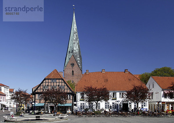 Marktplatz mit historischen Geschäftshäusern und Kirche St. Michaelis  Eutin  Schleswig-Holstein  Deutschland  Europa