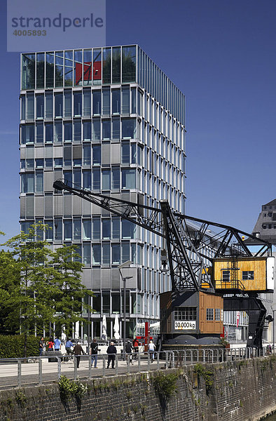 Bürogebäude KAP am Südkai und historischer Hafenkran im Rheinauhafen  Köln  Rheinland  Nordrhein-Westfalen  Deutschland  Europa