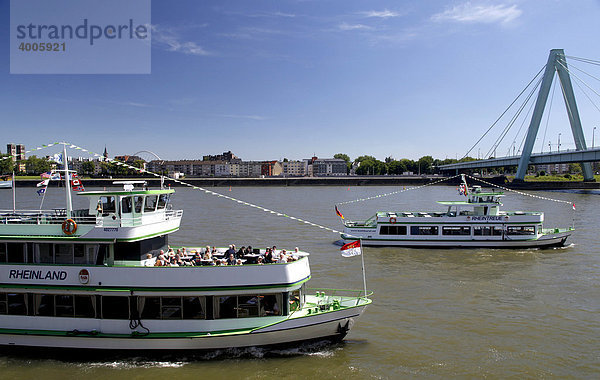Ausflugsschiffe auf dem Rhein vor der Severinsbrücke  Köln  Rheinland  Nordrhein-Westfalen  Deutschland  Europa