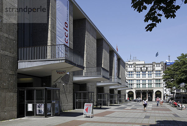 Opernhaus am Offenbachplatz und 4711-Haus  Köln  Rheinland  Nordrhein-Westfalen  Deutschland  Europa