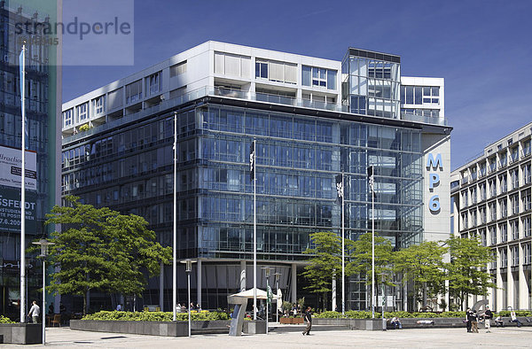 Bürogebäude und Rundfunkstudios im Mediapark  Köln  Rheinland  Nordrhein-Westfalen  Deutschland  Europa